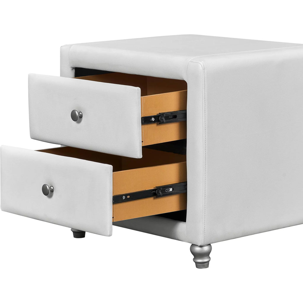 Queen White Platform Bedroom Set with Striped Headboard J4045