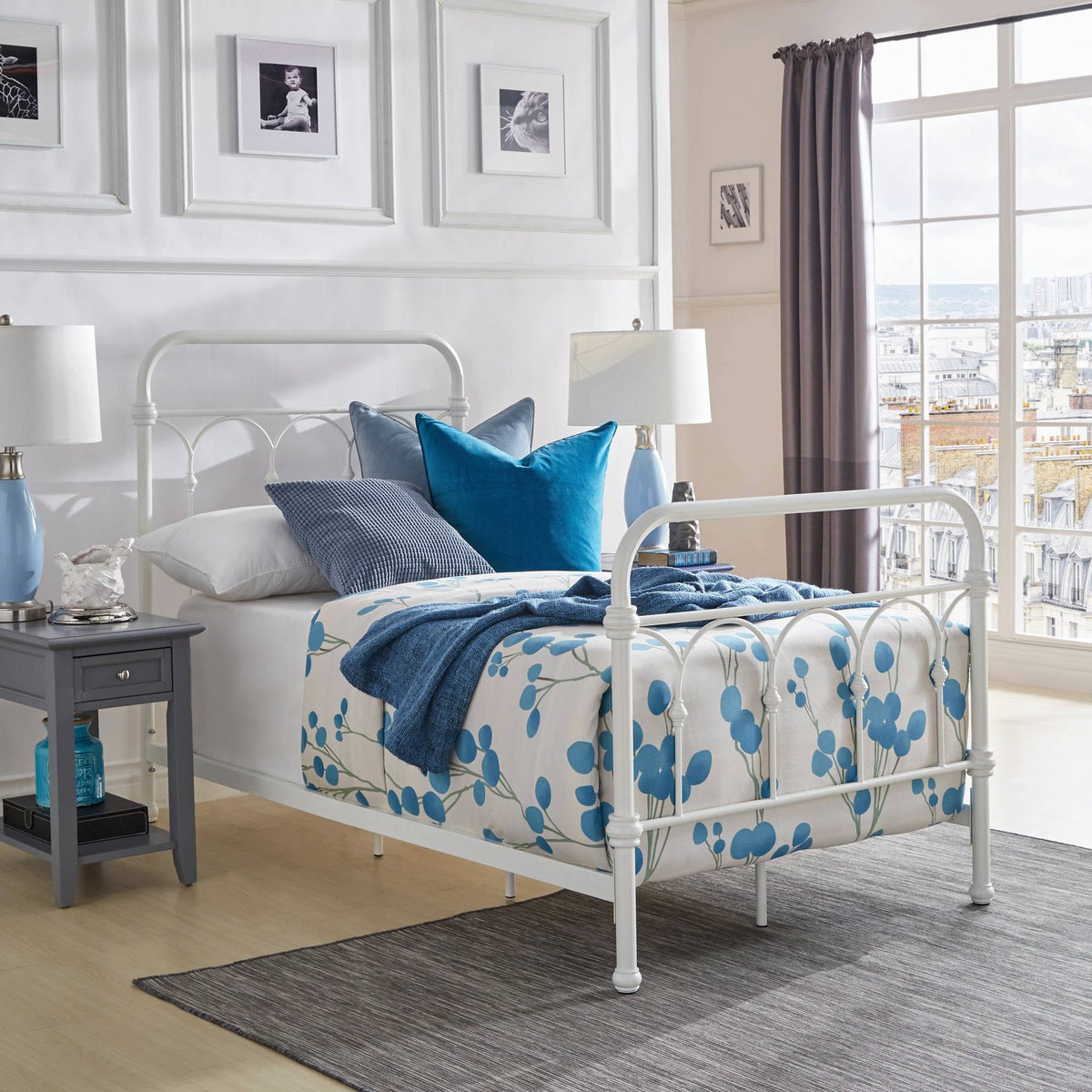 Antique White Metal Bed Y558990